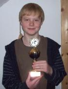 Sren Betker mit dem Siegerpokal fr die Bezirksmeisterschaft der mnnlichen C-Jugend in der Hallensaison 2008/2009